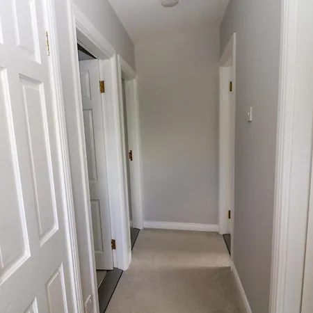 32 Kings Park * Killarney